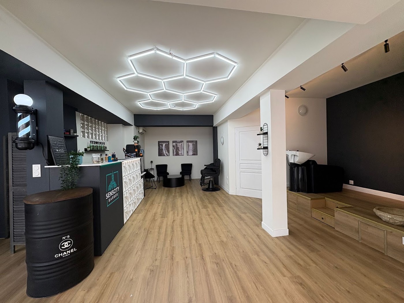 Le comptoir du salon et, au fond, l'espace du bac à shampoing