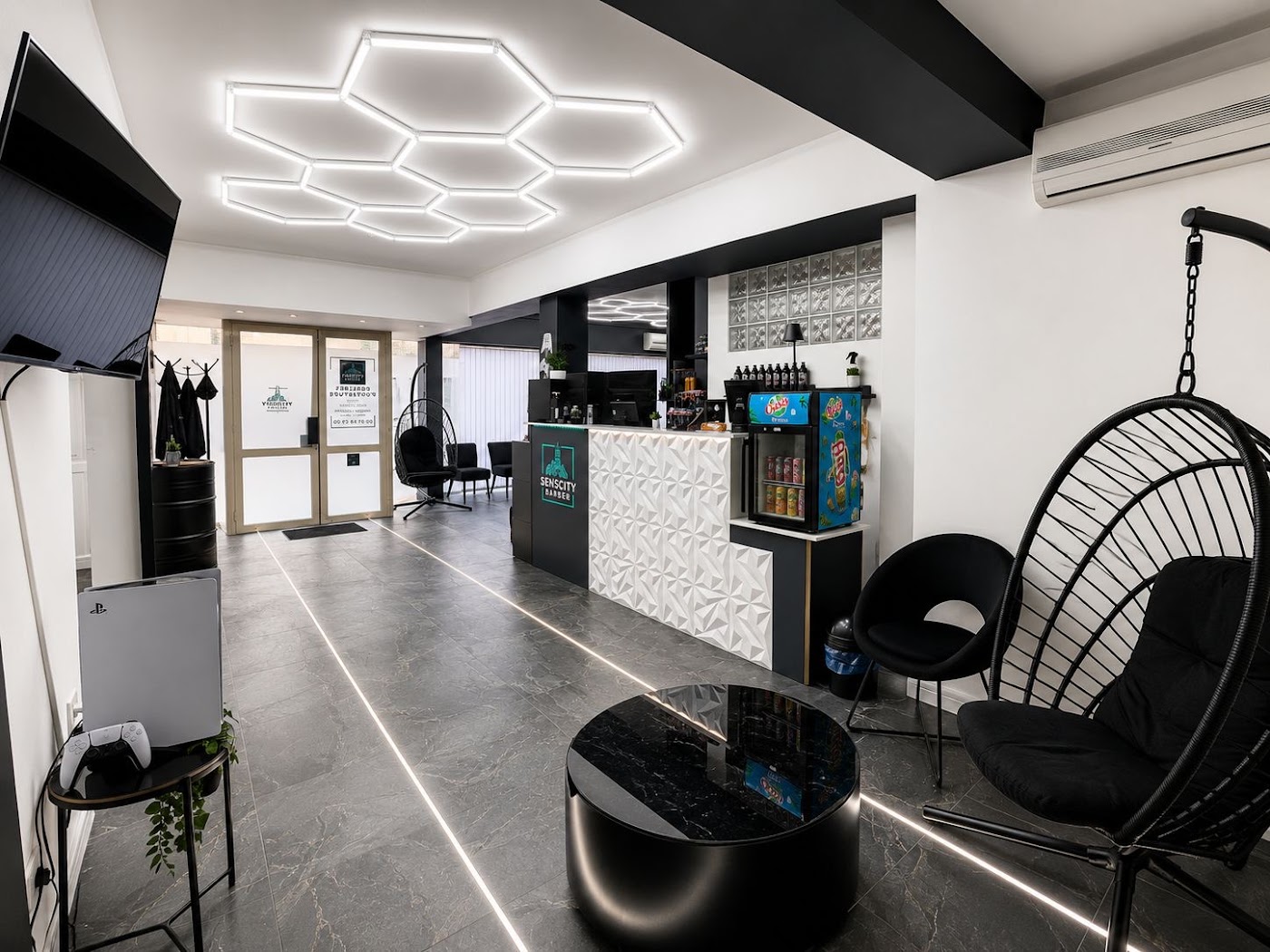 Le coin d'attente du salon, avec ses fauteuils suspendus et son comptoir