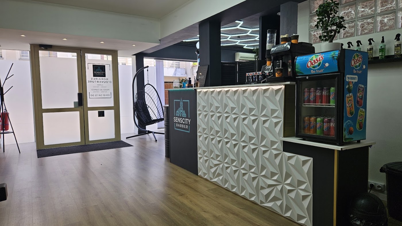 L'entrée du salon vue depuis l'intérieur, avec le comptoir sur la droite